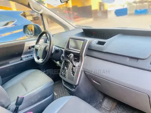 Toyota Voxy 2013 Silver
