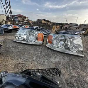 Ford F150 2005 Headlight Pair