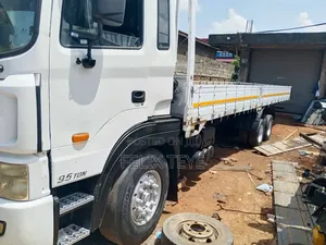 Hyundai 9.5 Ton Truck Double Axles 2015 White