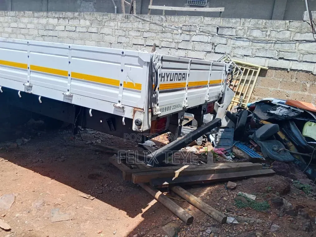 Hyundai 9.5 Ton Truck Double Axles 2015 White
