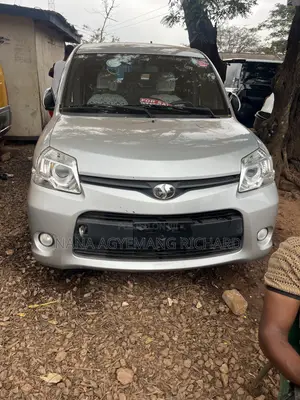 Toyota Sienta 1.5 FWD 2013 Silver