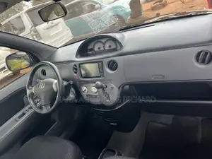 Toyota Sienta 1.5 FWD 2013 Silver