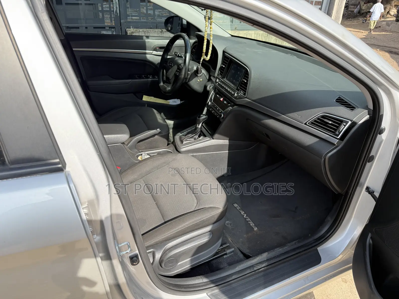 Hyundai Elantra SE Sedan FWD (2.0L 4cyl 6M) 2017 Silver