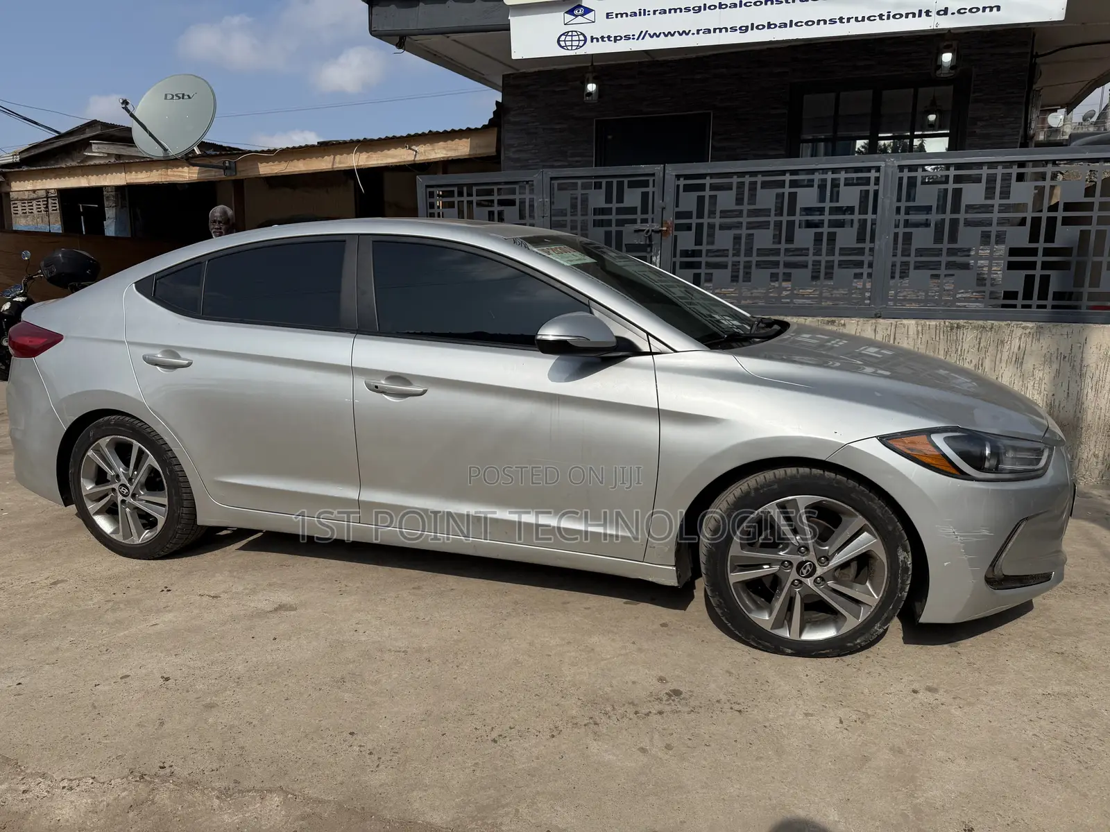 Hyundai Elantra SE Sedan FWD (2.0L 4cyl 6M) 2017 Silver