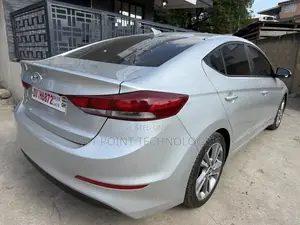 Hyundai Elantra SE Sedan FWD (2.0L 4cyl 6M) 2017 Silver