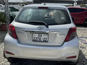 Toyota Yaris SE Hatchback 5dr 2012 Silver