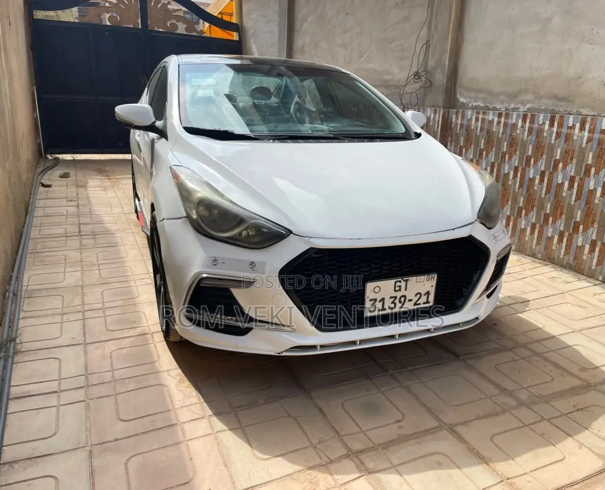 Hyundai Elantra Limited Sedan FWD (1.8L 4cyl 6A) 2013 White