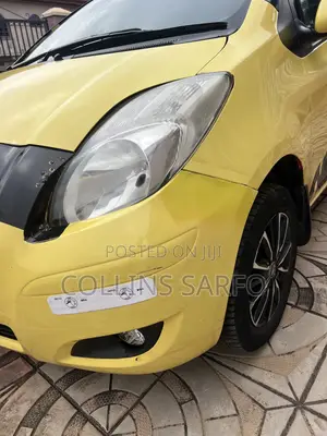 Toyota Vitz 1.3 FWD 5dr 2010 Yellow