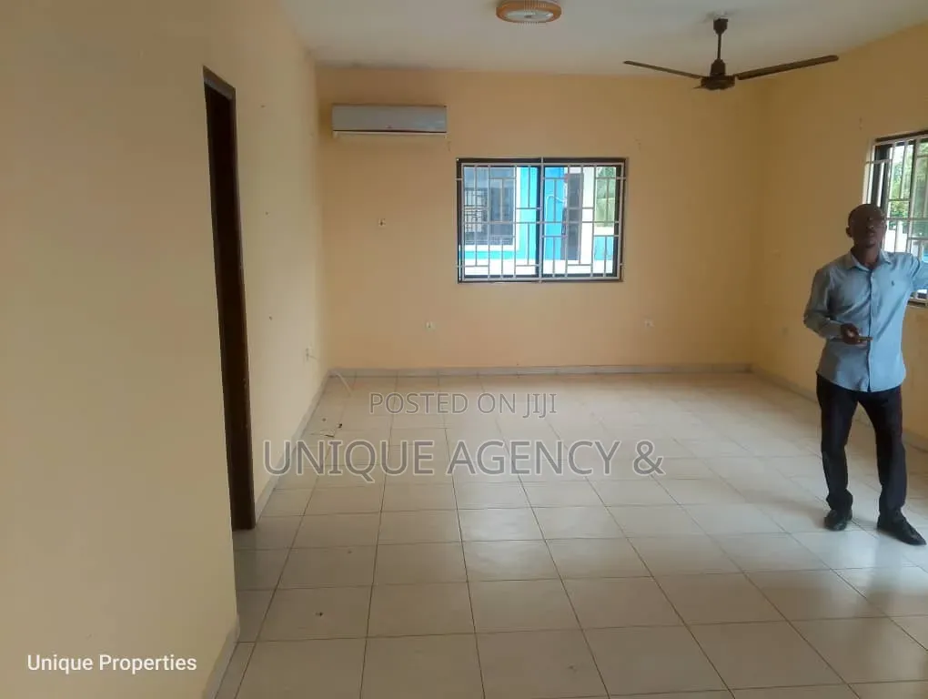3bdrm Bungalow in Community 25 for sale