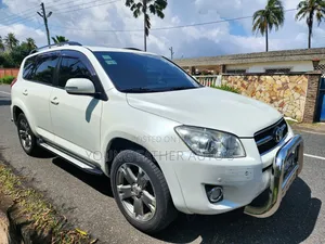 Toyota RAV4 XLE Premium 2025 White