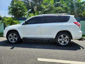 Toyota RAV4 XLE Premium 2025 White