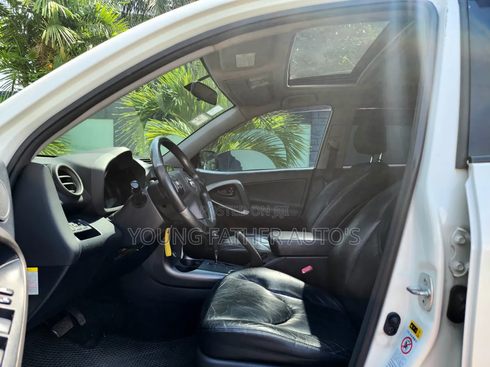 Toyota RAV4 XLE Premium 2025 White