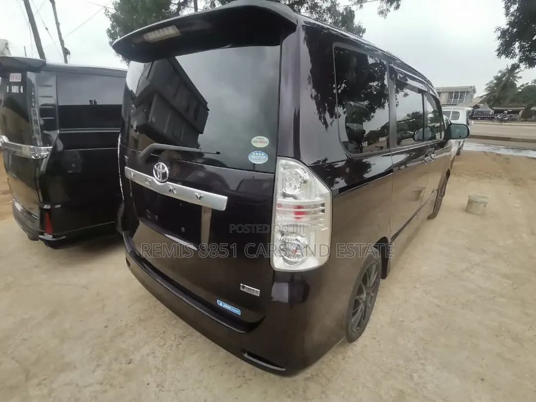 Toyota Voxy 2012 Black