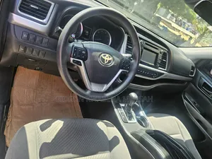 Toyota Highlander LE 2019 Brown