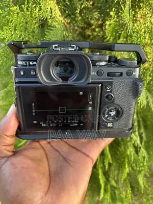 Fujifilm X-T3 Mirrorless Camera (570 Shutter Count) + SmallRig Cage