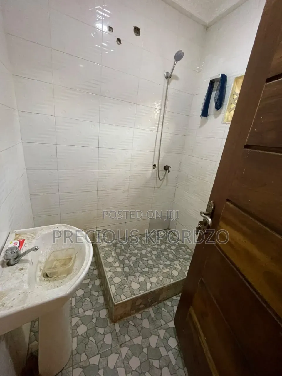 1bdrm Room & Parlour in Lakeside Comm 1 for rent