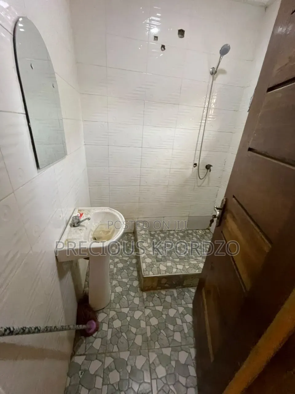 1bdrm Room & Parlour in Lakeside Comm 1 for rent