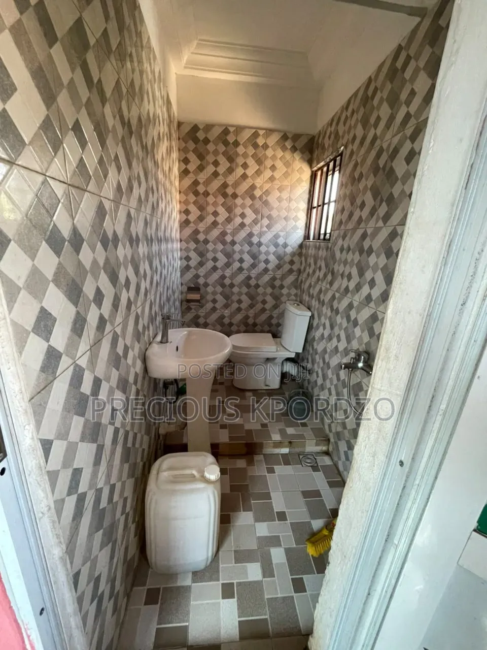1bdrm Room & Parlour in Lakeside Estate for rent