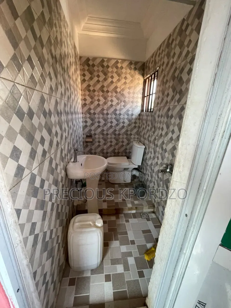 1bdrm Room & Parlour in Lakeside Estate for rent