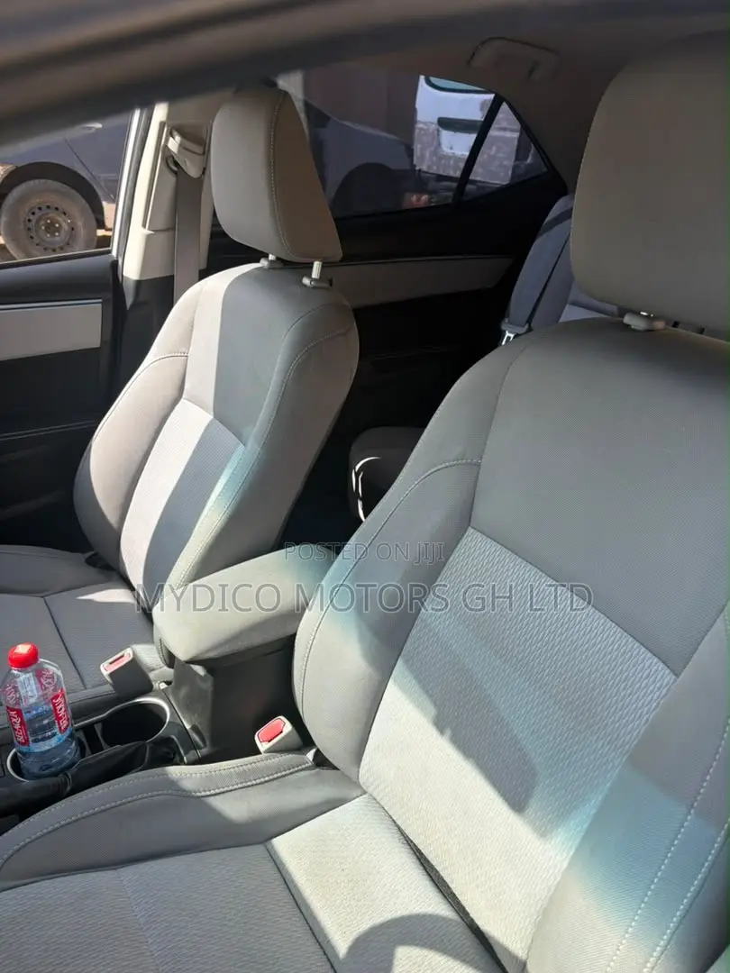 Toyota Corolla LE 4dr Sedan (1.8L 4cyl CVT) 2016 Silver