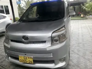 Toyota Voxy V 4WD 8-Seater 2013 Silver