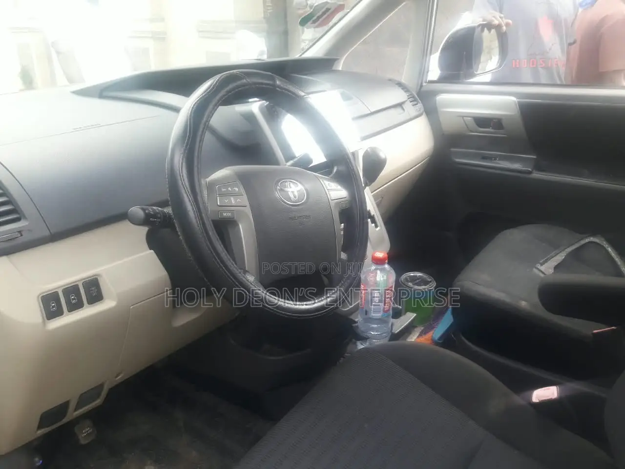 Toyota Voxy V 4WD 8-Seater 2013 Silver
