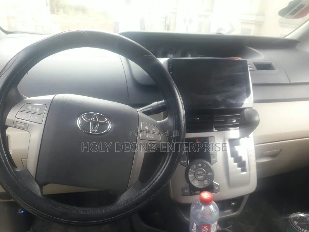 Toyota Voxy V 4WD 8-Seater 2013 Silver
