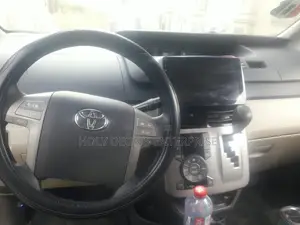 Toyota Voxy V 4WD 8-Seater 2013 Silver