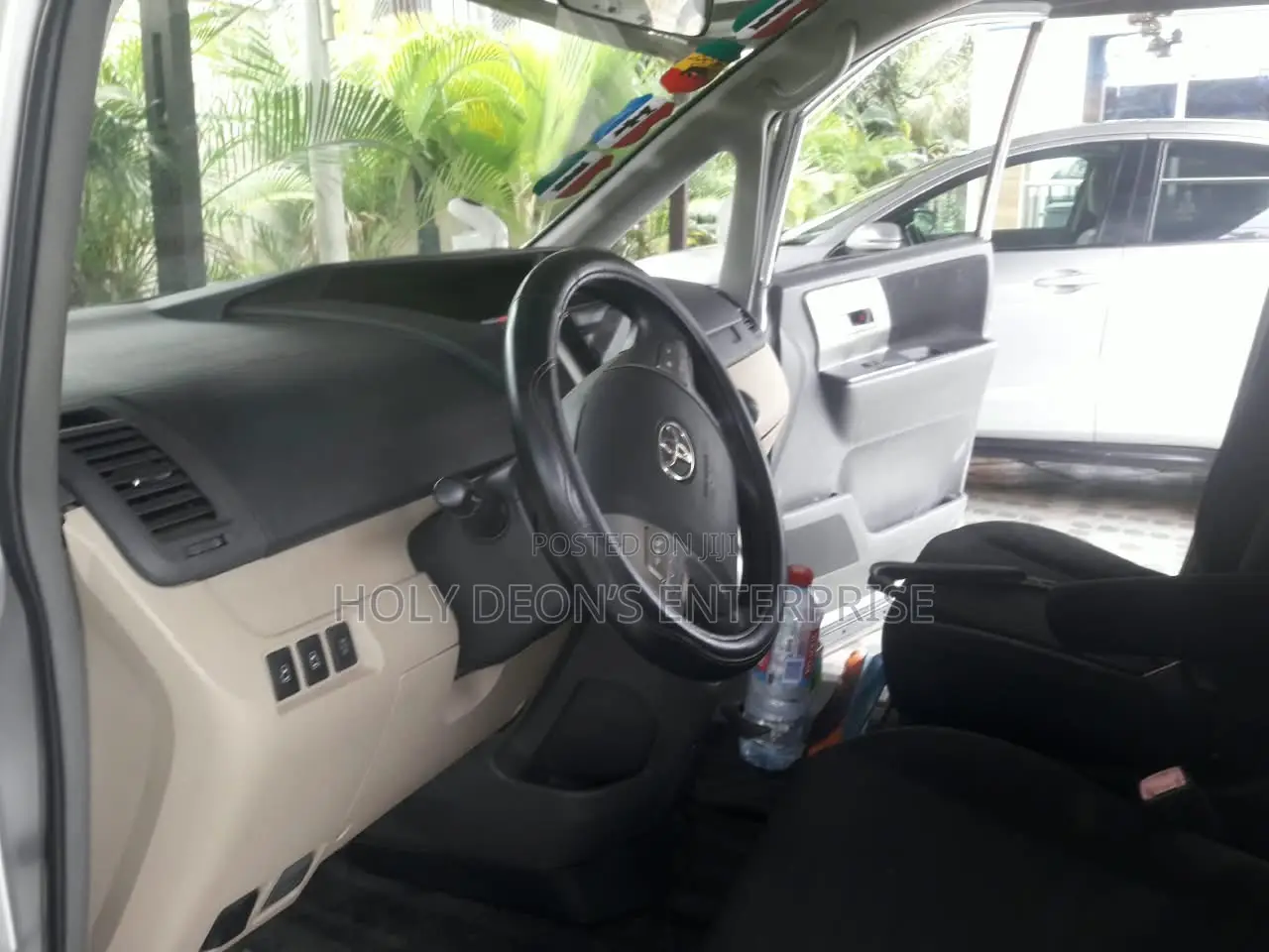 Toyota Voxy V 4WD 8-Seater 2013 Silver