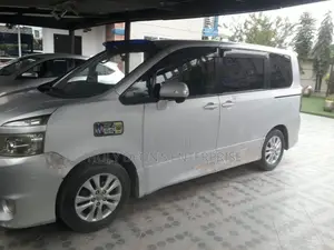 Toyota Voxy V 4WD 8-Seater 2013 Silver