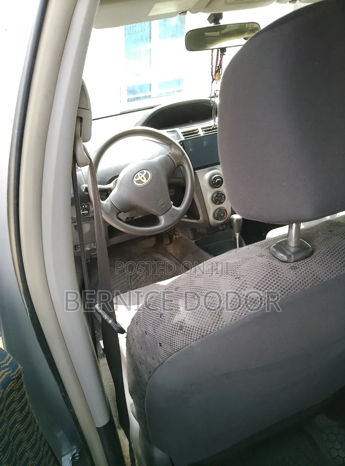Toyota Vitz 1.3 AWD 5dr 2010 Silver