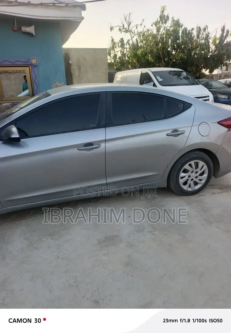 Hyundai Elantra SE Sedan FWD (2.0L 4cyl 6M) 2017 Gray
