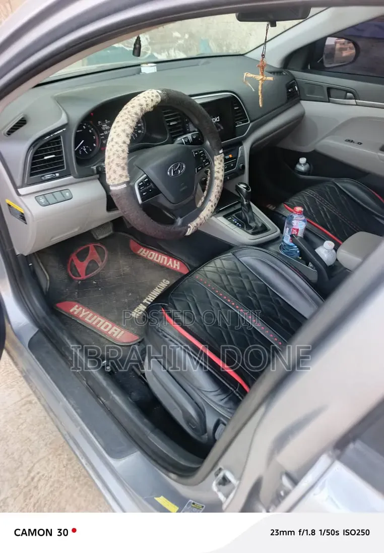 Hyundai Elantra SE Sedan FWD (2.0L 4cyl 6M) 2017 Gray