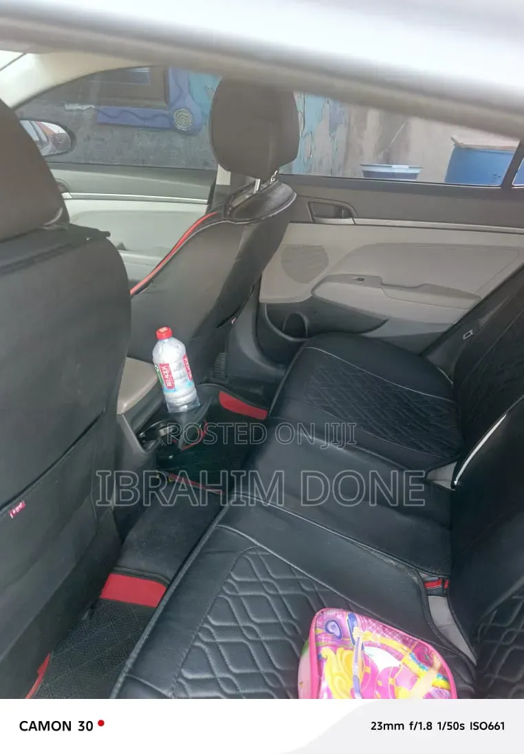 Hyundai Elantra SE Sedan FWD (2.0L 4cyl 6M) 2017 Gray