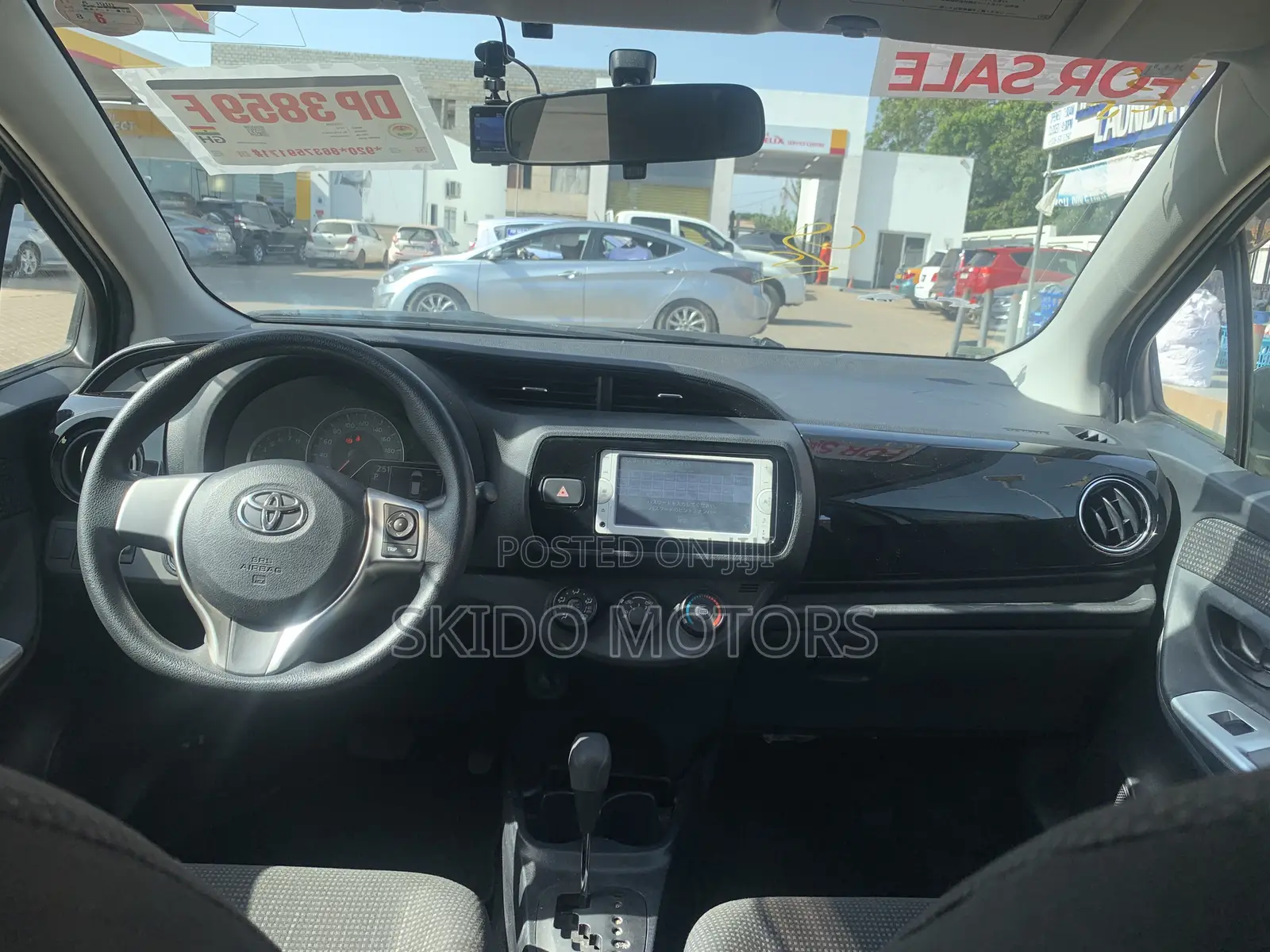 Toyota Vitz 2015 Silver
