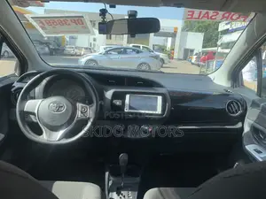 Toyota Vitz 2015 Silver