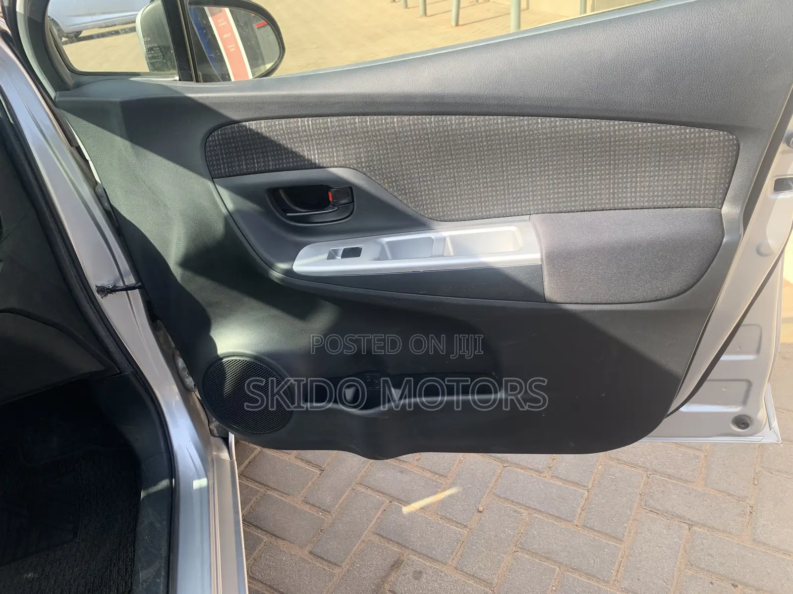 Toyota Vitz 2015 Silver