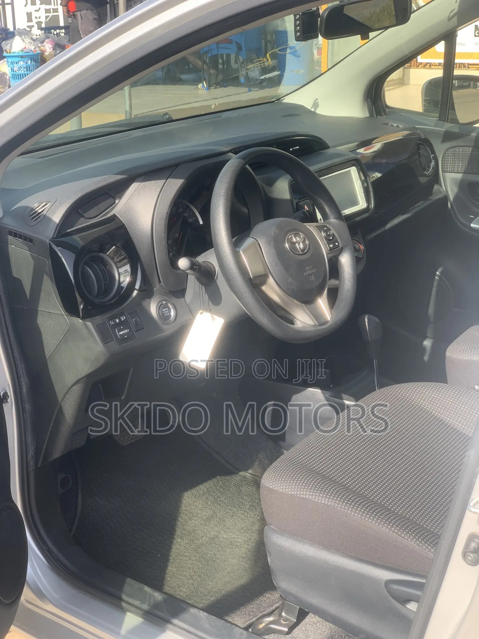 Toyota Vitz 2015 Silver