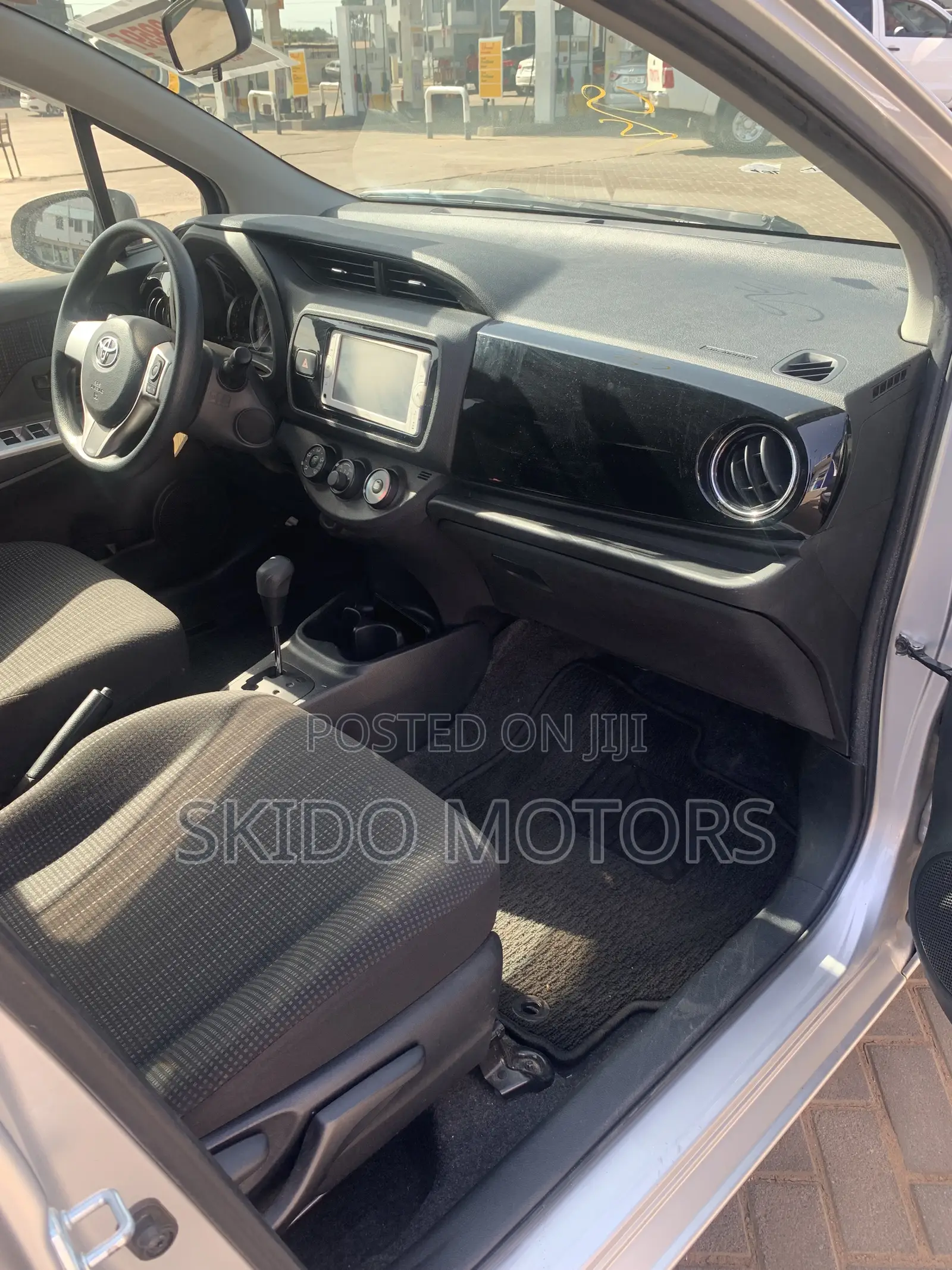 Toyota Vitz 2015 Silver