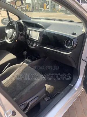 Toyota Vitz 2015 Silver