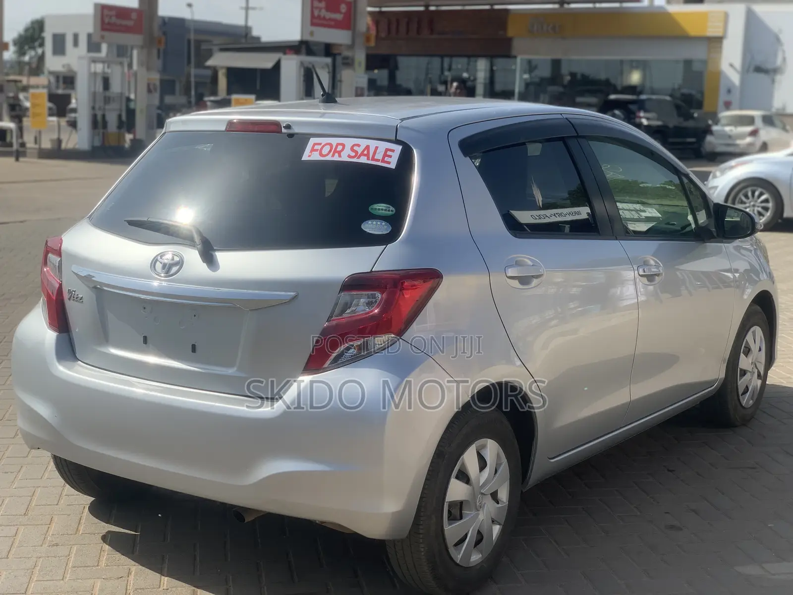 Toyota Vitz 2015 Silver