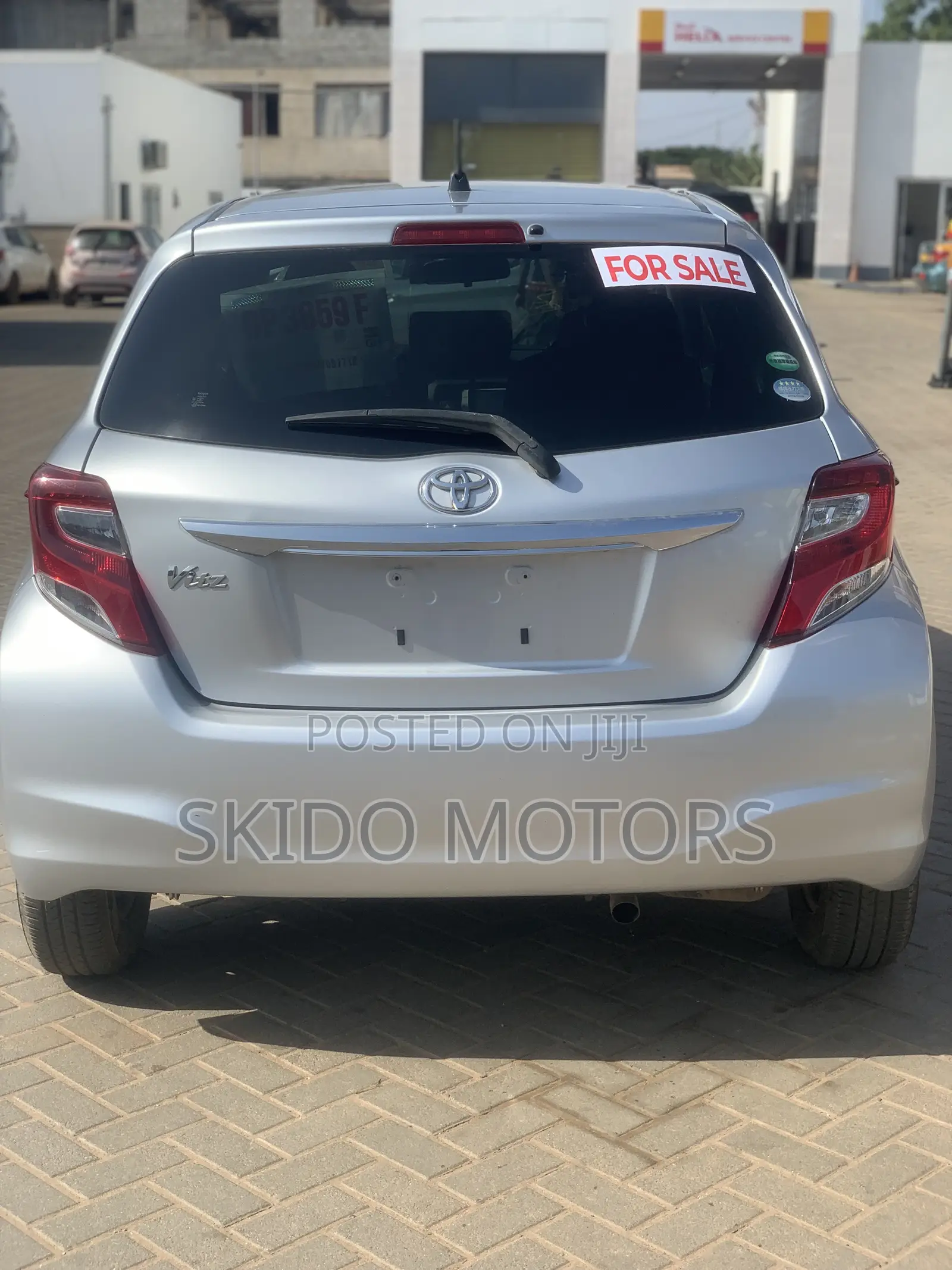 Toyota Vitz 2015 Silver