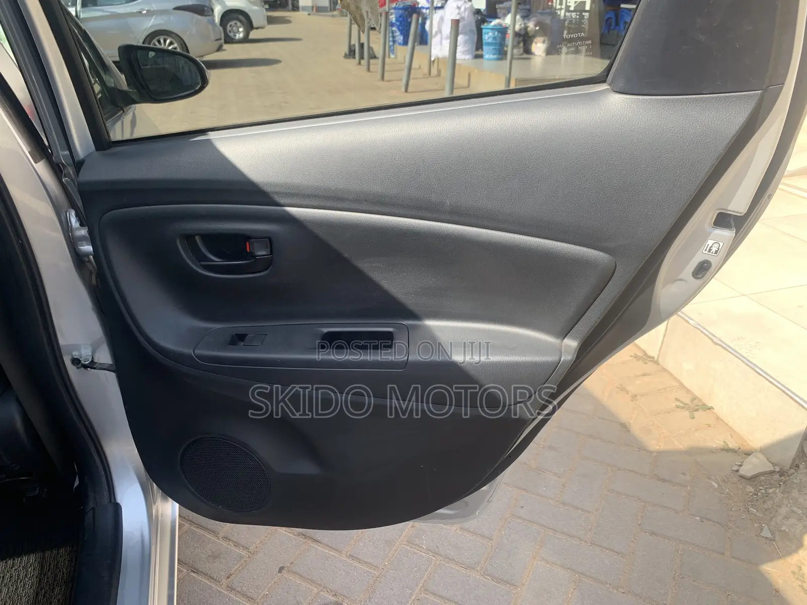 Toyota Vitz 2015 Silver
