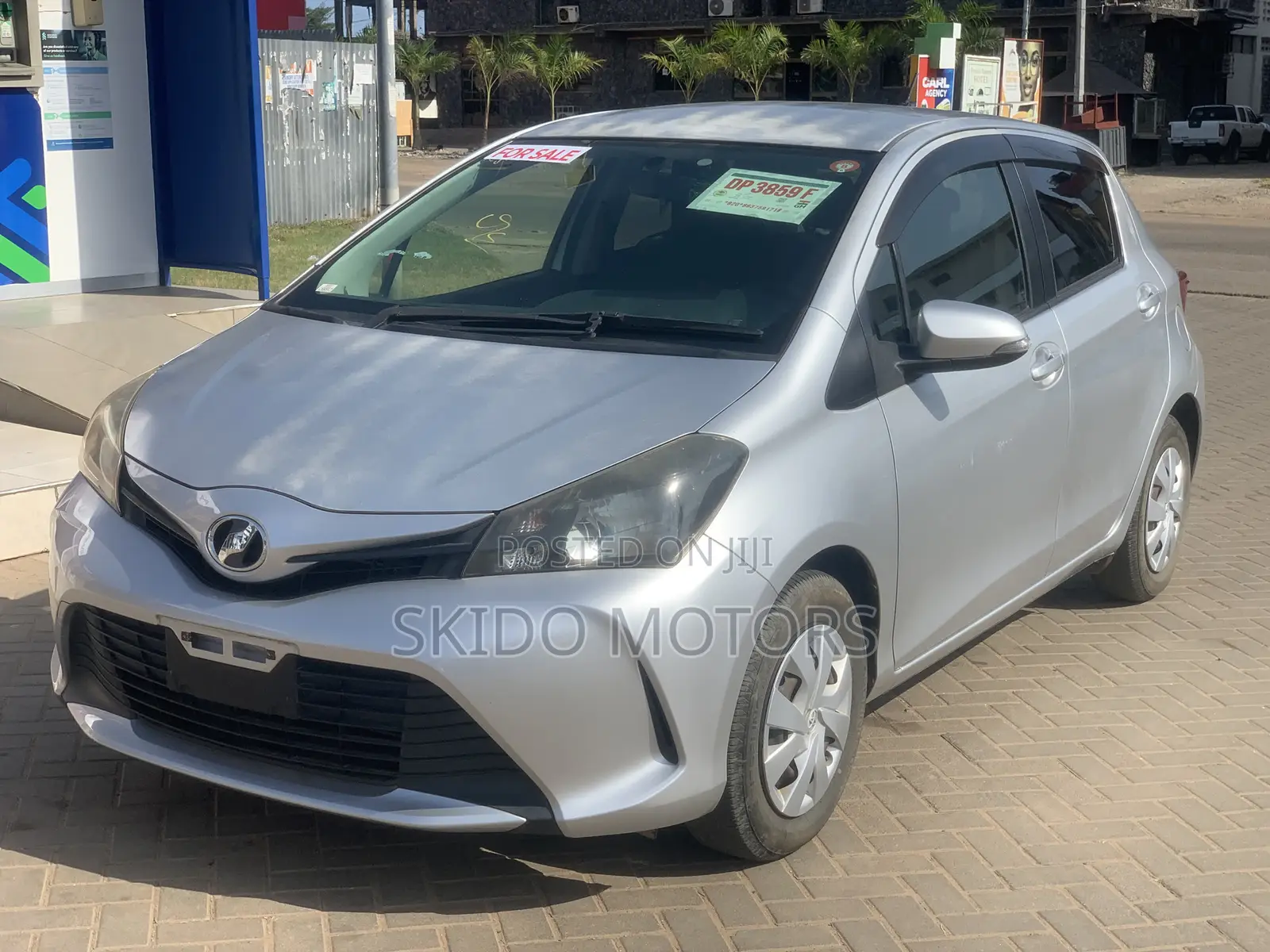 Toyota Vitz 2015 Silver