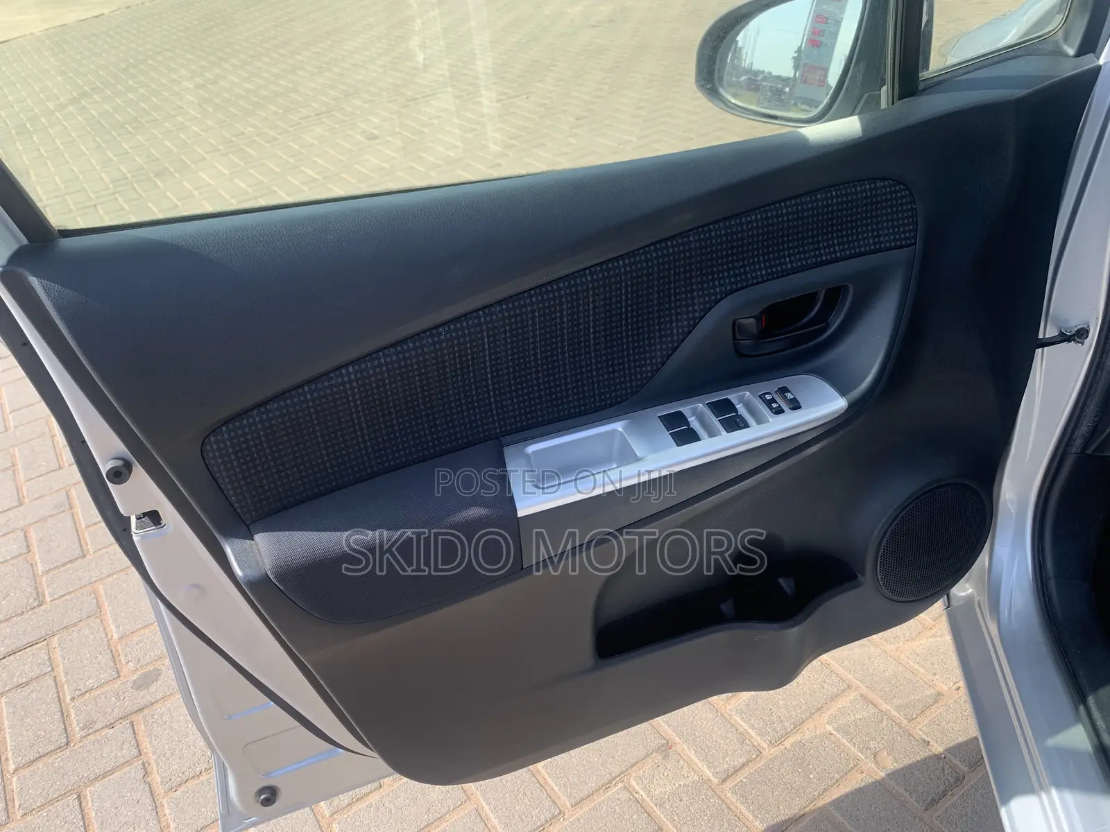 Toyota Vitz 2015 Silver