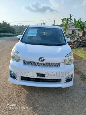 Toyota Voxy V 2WD 8-Seater 2012 White
