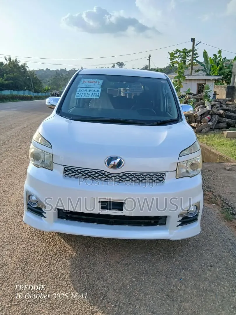 Toyota Voxy V 2WD 8-Seater 2012 White