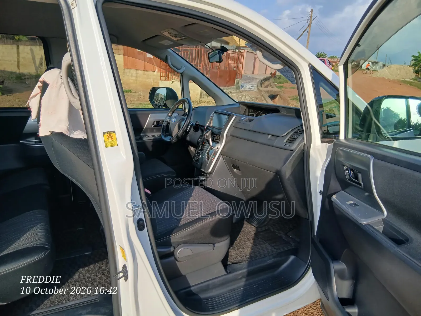 Toyota Voxy V 2WD 8-Seater 2012 White