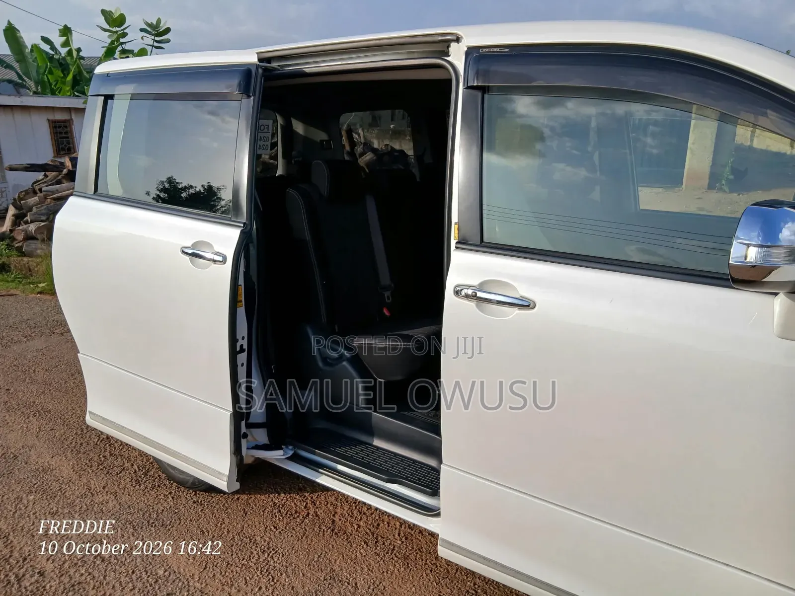 Toyota Voxy V 2WD 8-Seater 2012 White