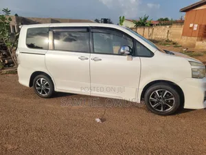 Toyota Voxy V 2WD 8-Seater 2012 White
